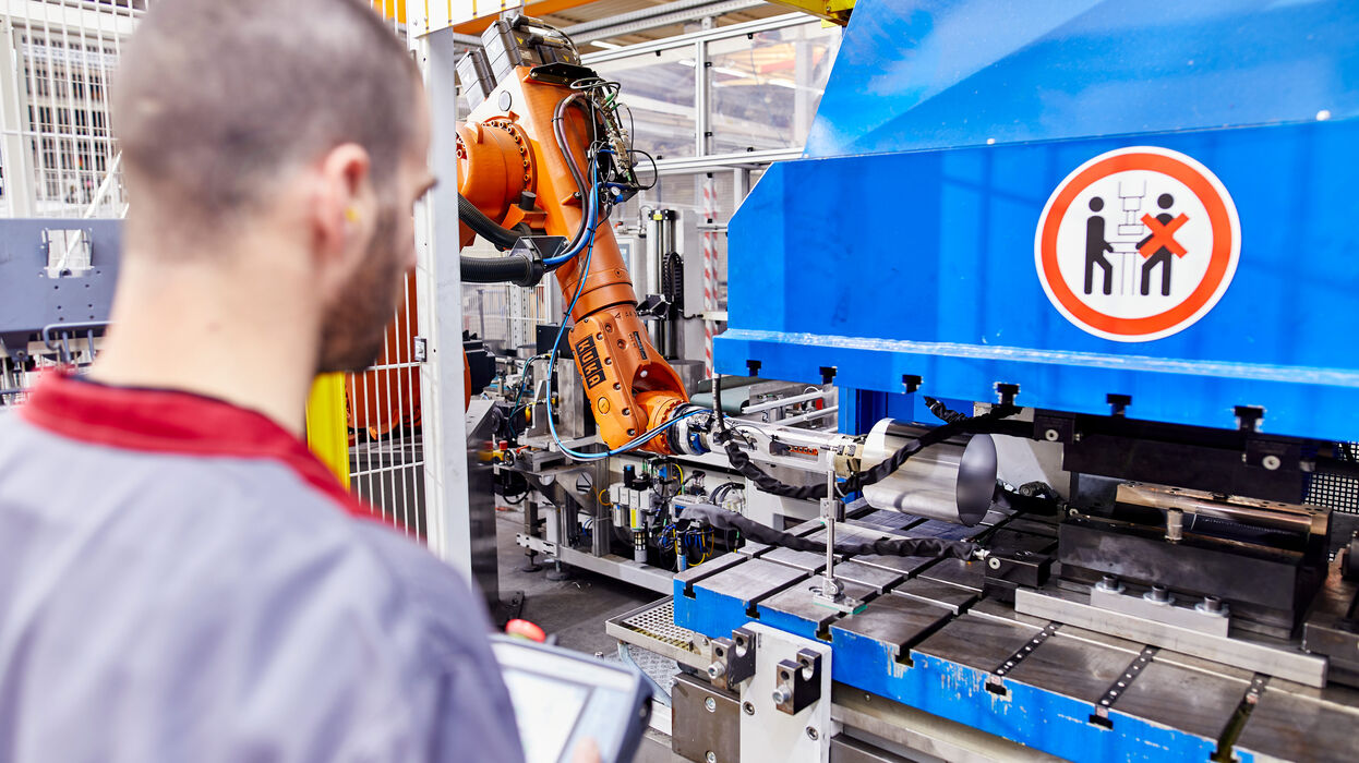 fischer-Mitarbeiter beim Umformen