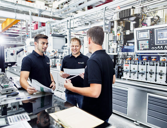 Besprechung im Werk von fischer mit 3 Personen